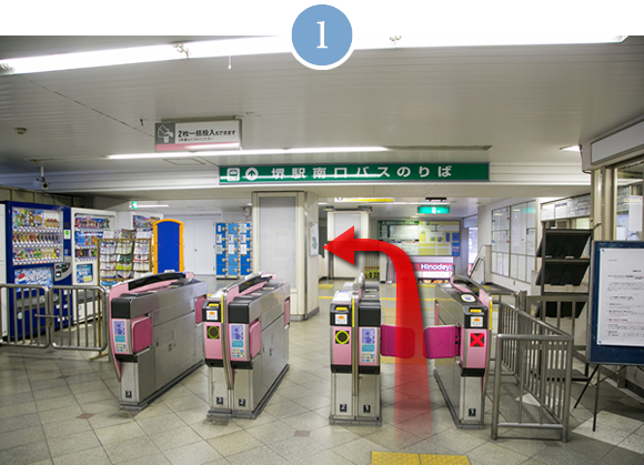 南海堺駅の南改札を降りて左へ進みます。